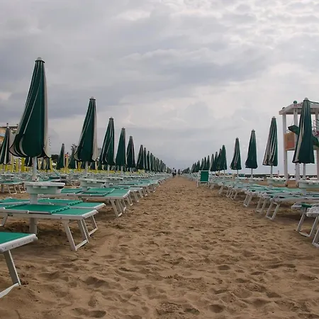 Spacious Seaside Flat In Apartmán Caorle