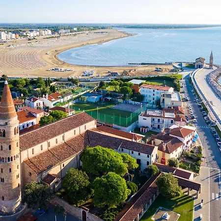 Lägenhet Spacious Seaside Flat In